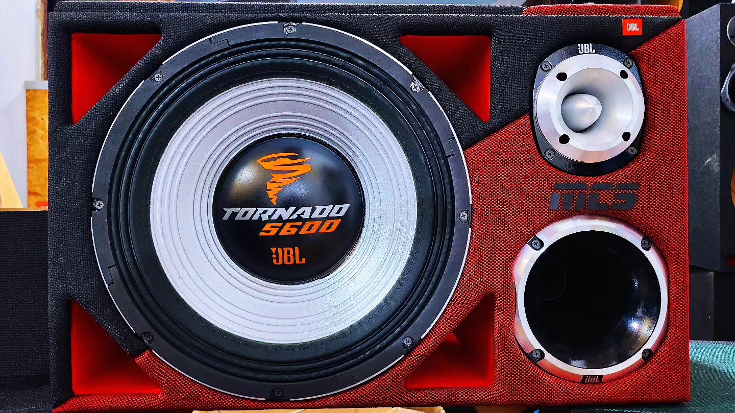 Caja trio JBL TORNADO 15
