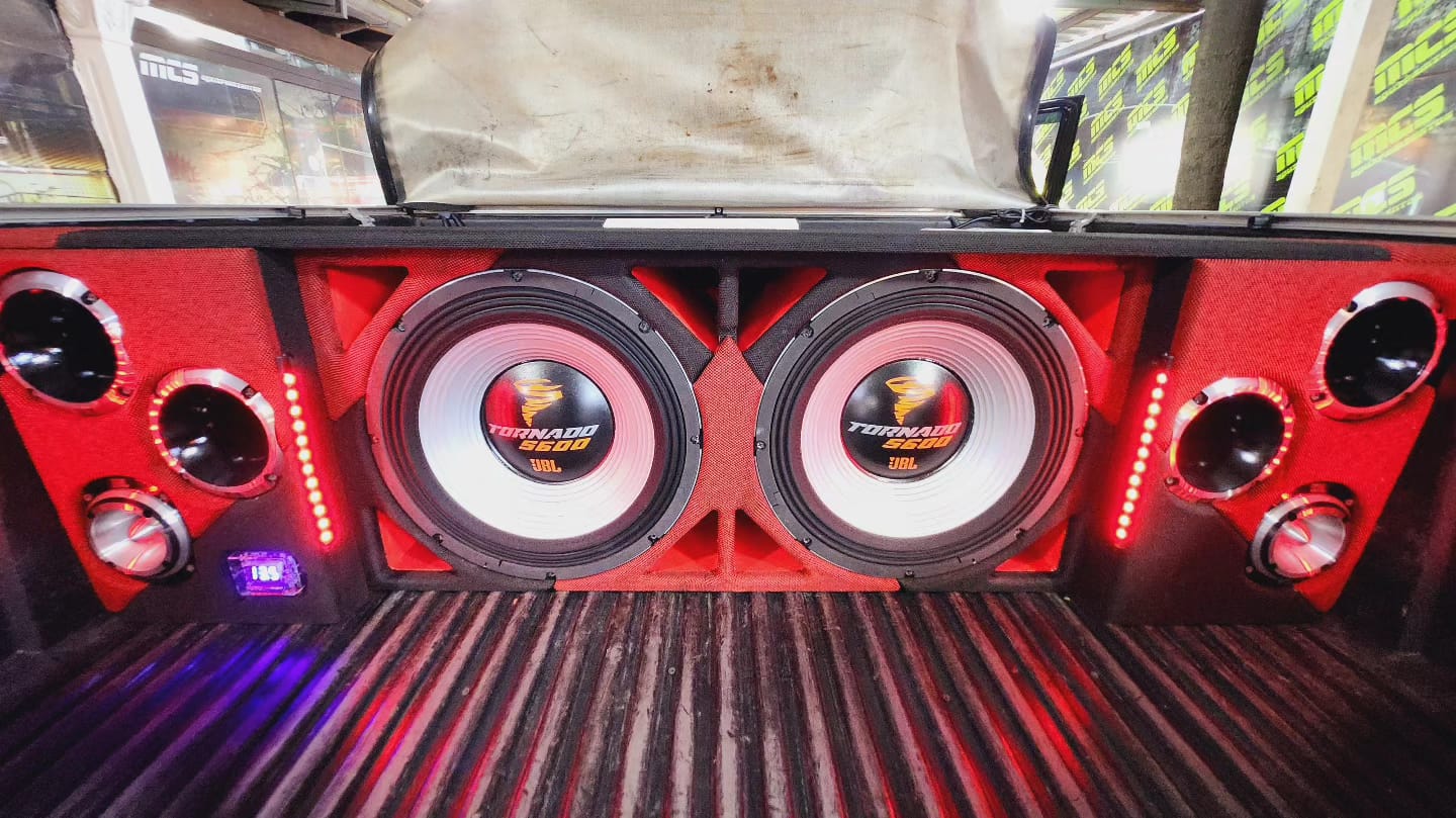 Equipo completo con subwoofer JBL TORNADO 5600W para PICK UP / opción 2